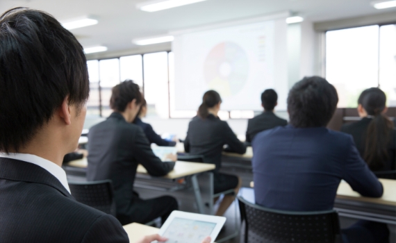 学生が就職活動をしている画像