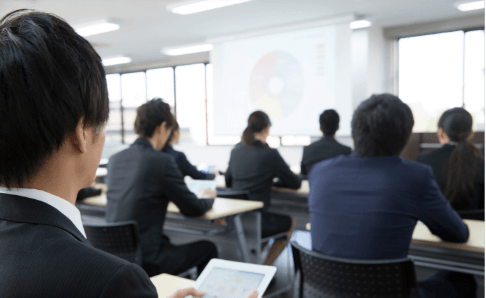 就職活動をする学生の画像