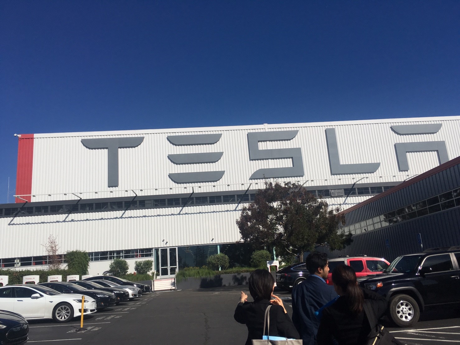 Tesla社にて