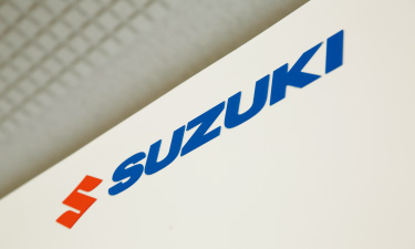 写真：SUZUKIのロゴ