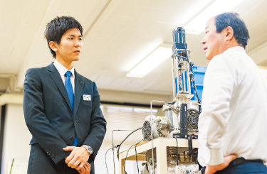 写真：大学院時代の恩師・長田先生と話す塚本さん