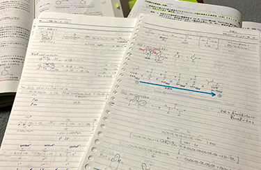 写真：化学式などが隙間なく書かれたノート