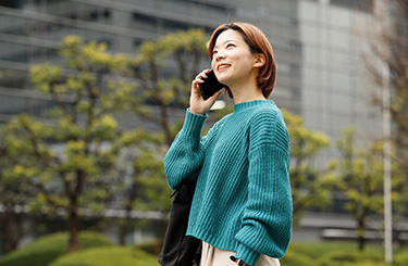 写真：電話をかける河岸さん