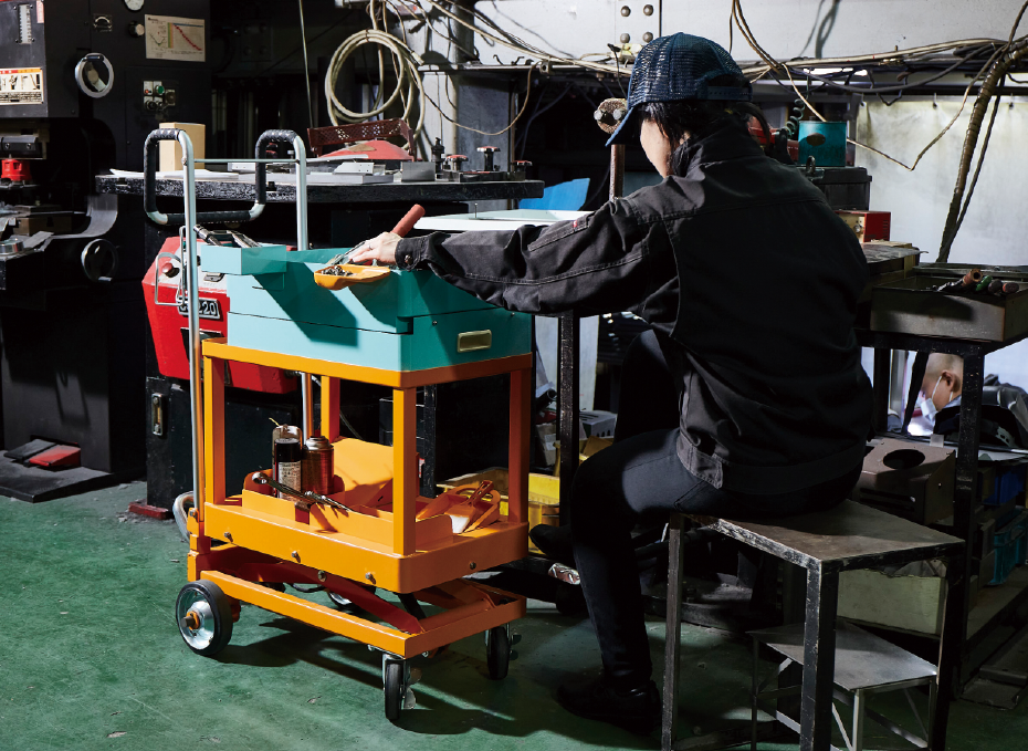 写真：台車を使う人の背中