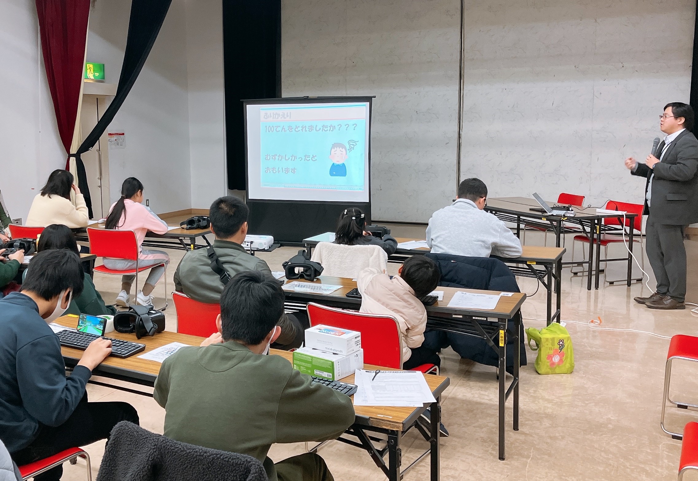 地震の際の身の守り方などについて講義される大井先生（情報科学部）