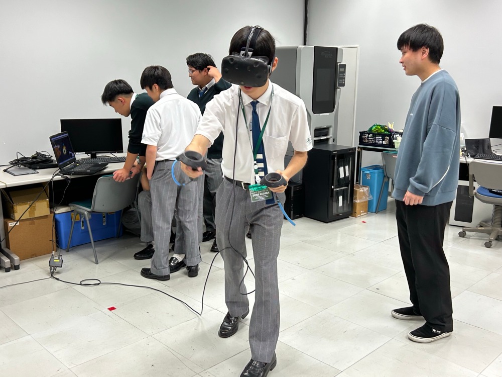 VRを体験する高校生のみなさん