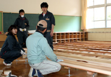 地元の大工さんに指導を受ける学生たち